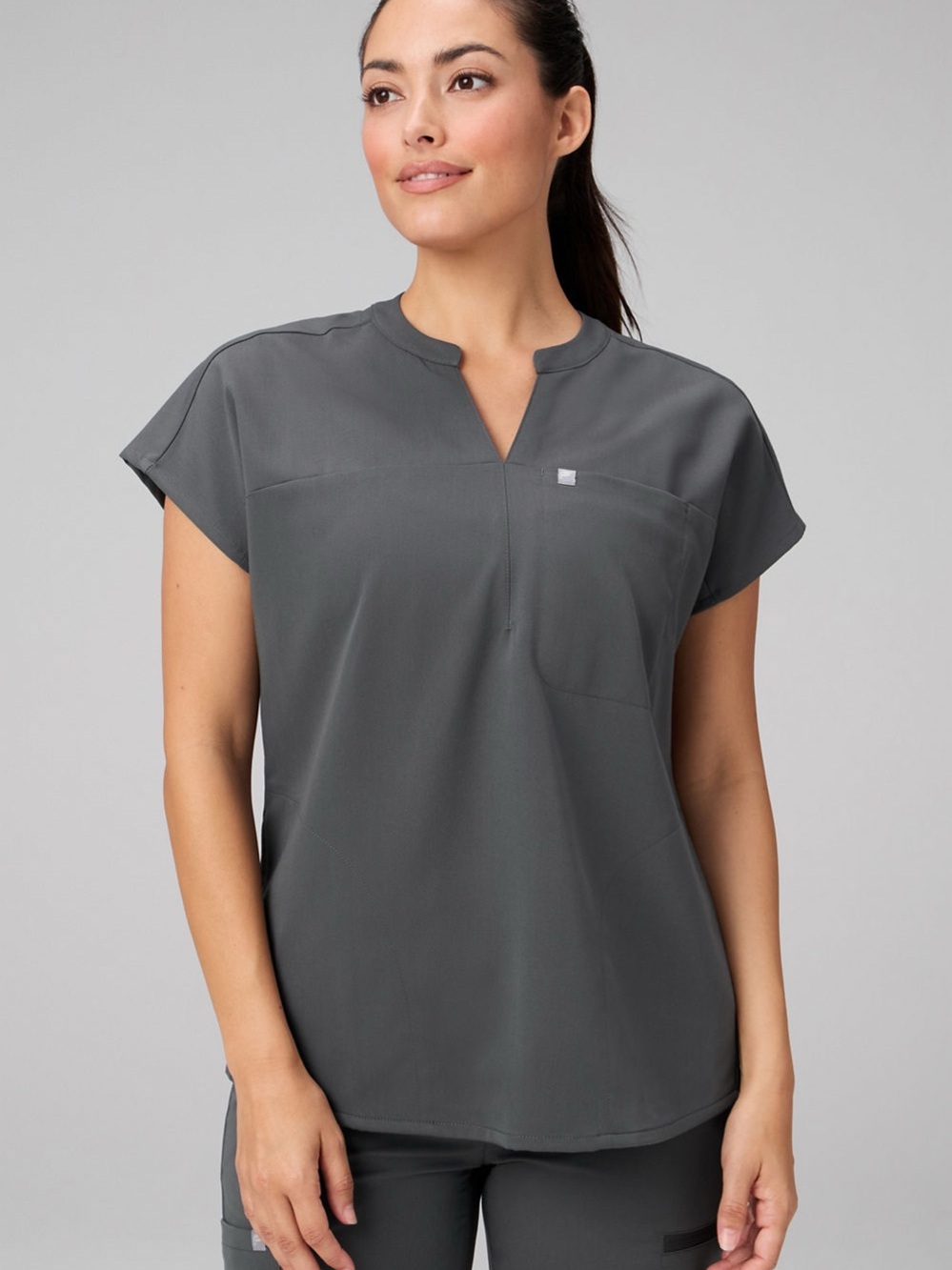 Fabletics Evolve Oversized Scrub Top Women’s M Gray Stretch Medical Workwear